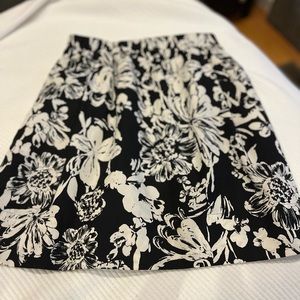 Halogen black and white pull on skirt with pockets